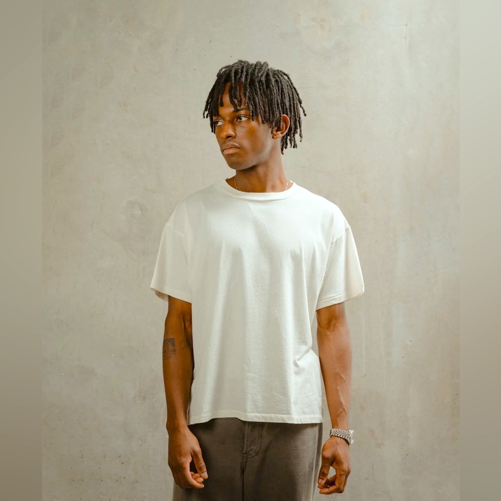 Akimbo CHAIN-PEEKER SINGLE STITCHED tee in white size large
